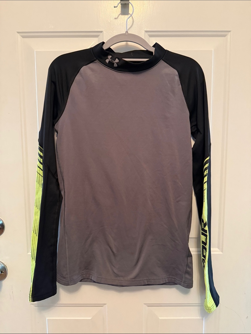 Under Armour boys XL Long Sleeve COLD GEAR THERMAL - Gray & Neon Yellow